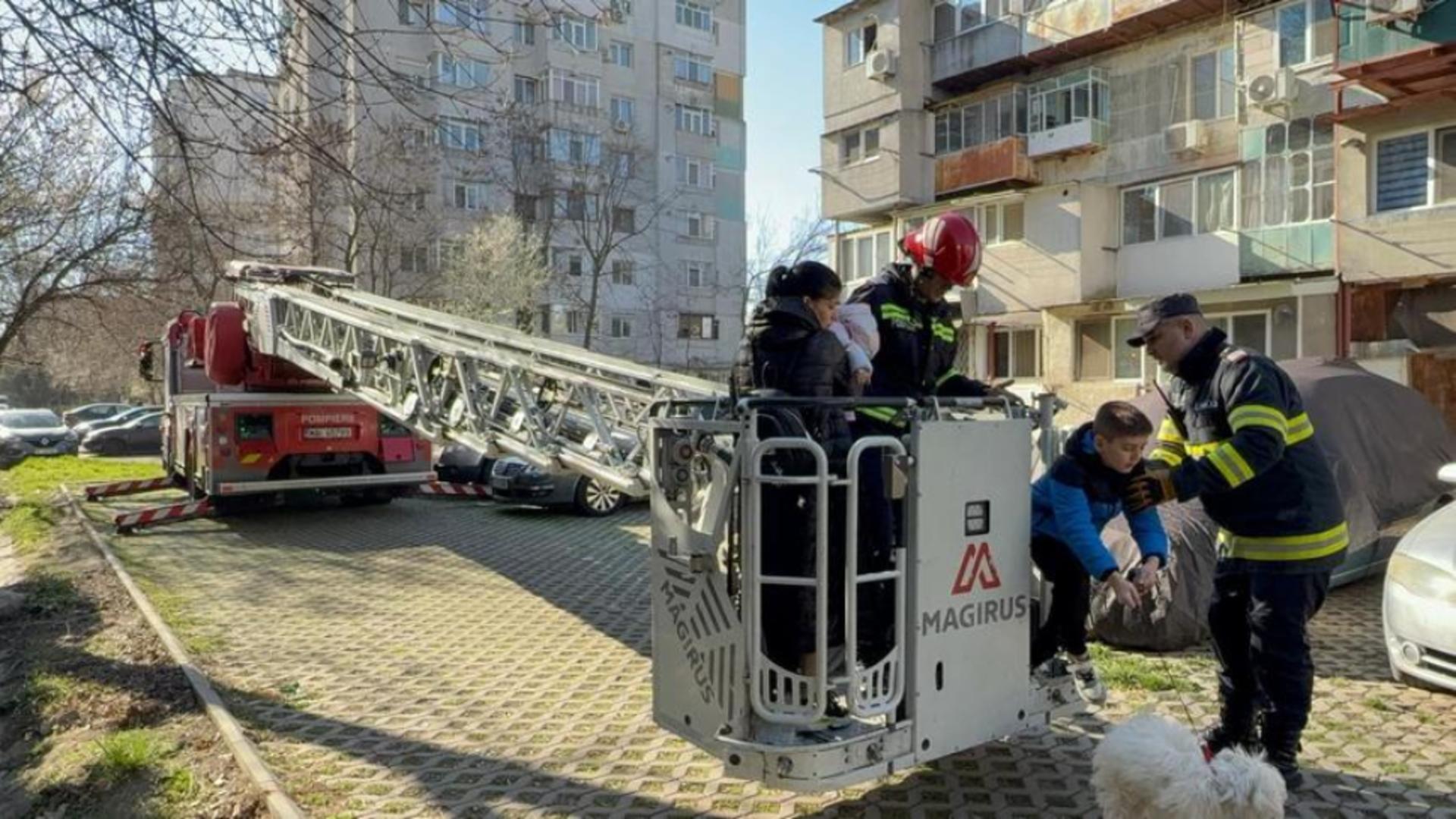 INCENDIU într-un apartament din Galați! Mai multe persoane au fost evacuate de pompieri cu autoscara