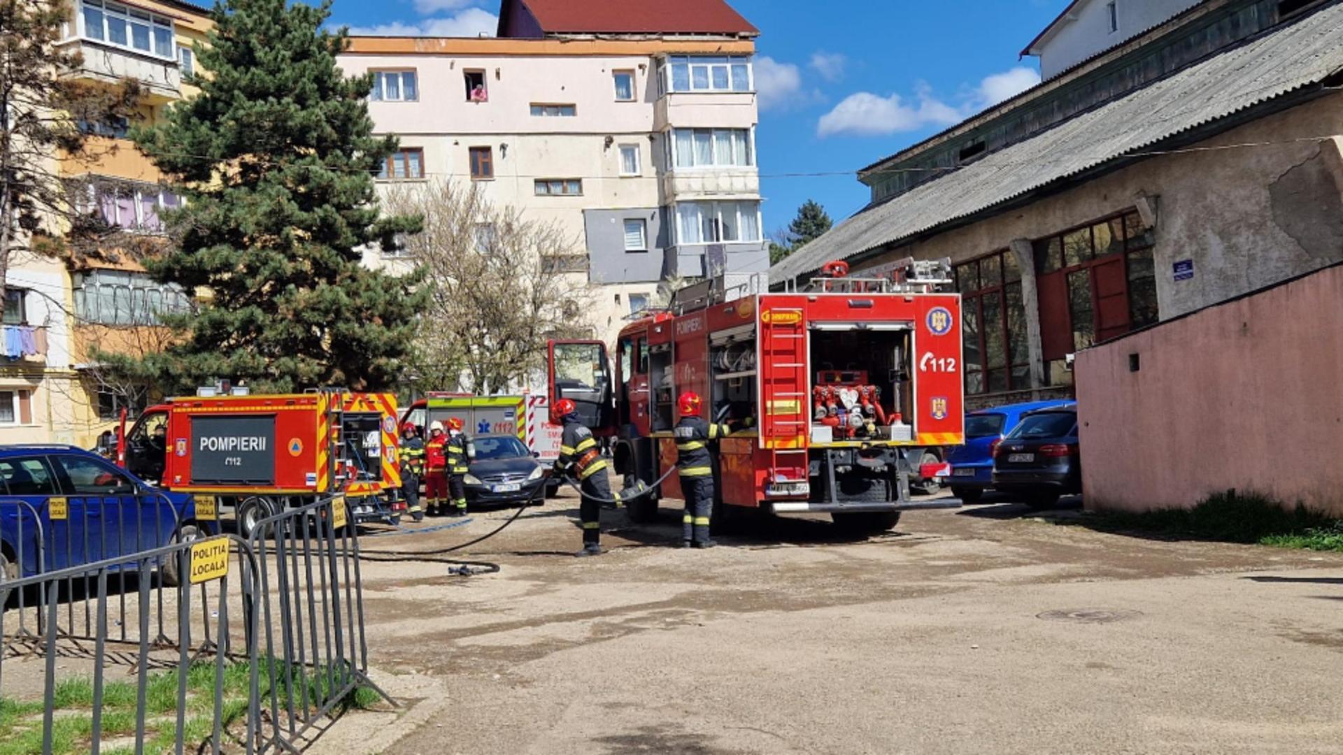 Panică într-un bloc din Suceava. Un incendiu violent a izbucnit într-un apartament situat la etajul 4