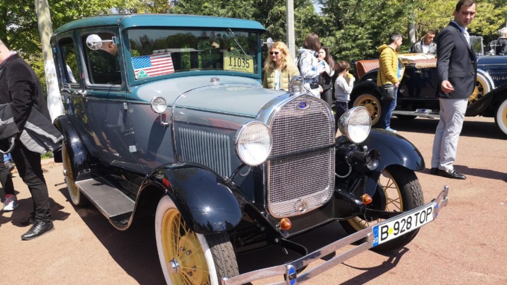 Retroparada mașinilor istorice, duminică, în Parcul Lumea Copiilor – FOTO