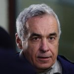 Călin Georgescu, înconjurat de susținători la sediul Poliției. Românii l-au întâmpinat cu flori