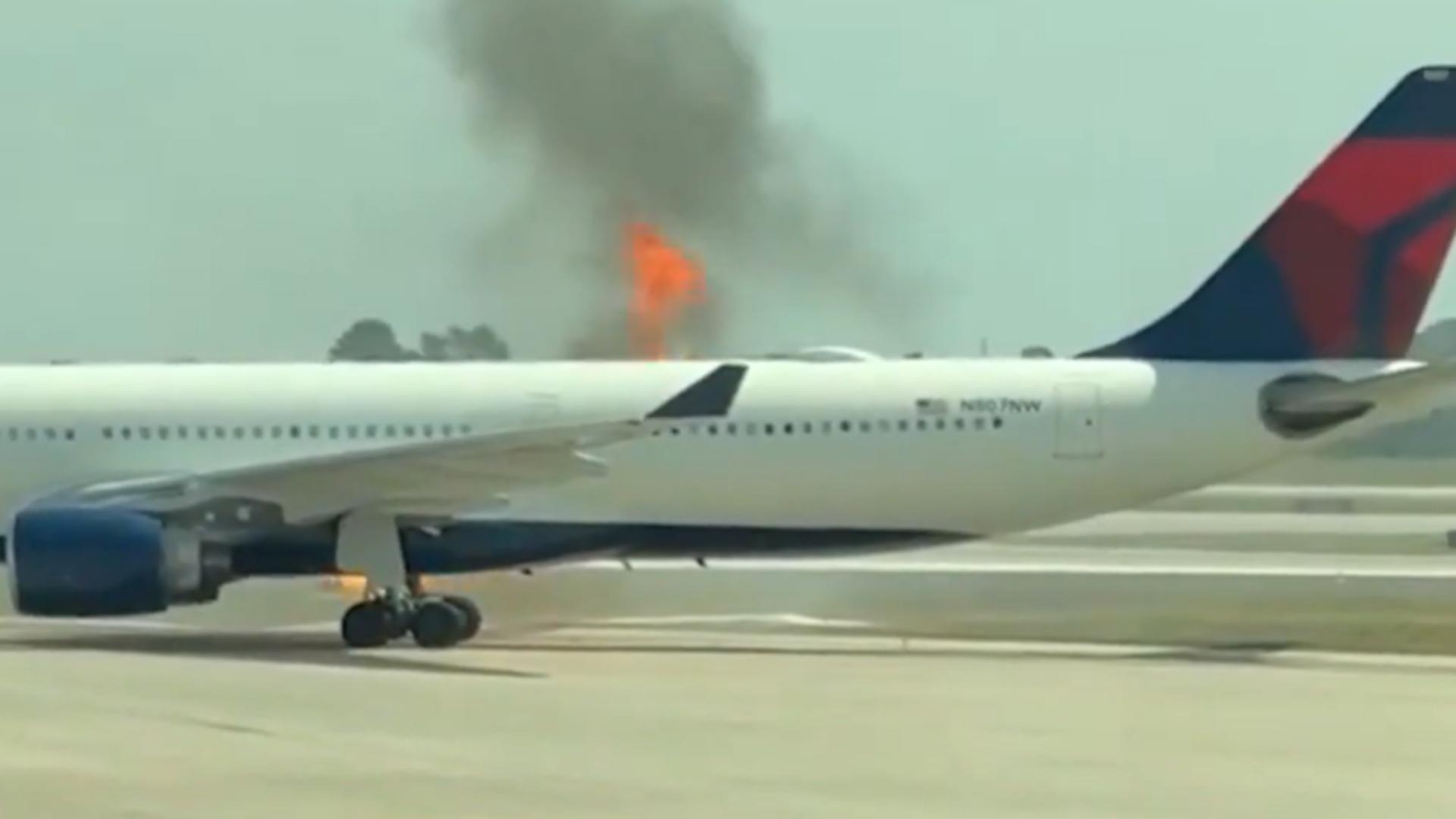 Avion cu aproape 300 de pasageri, evacuat de urgență după un INCENDIU la motor! Panică pe aeroportul din Orlando VIDEO