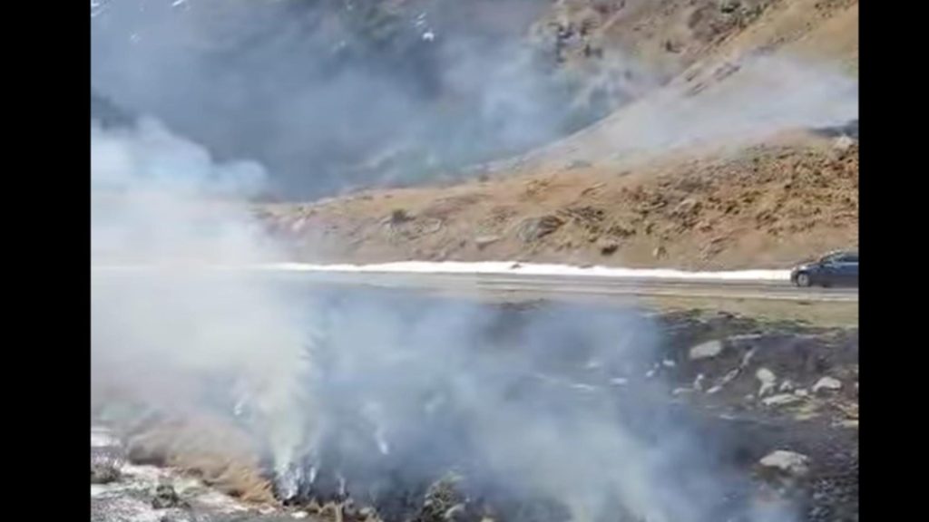 Încă un INCENDIU în zona montană a județului Argeș. Focul ar fi fost pus INTENȚIONAT – VIDEO