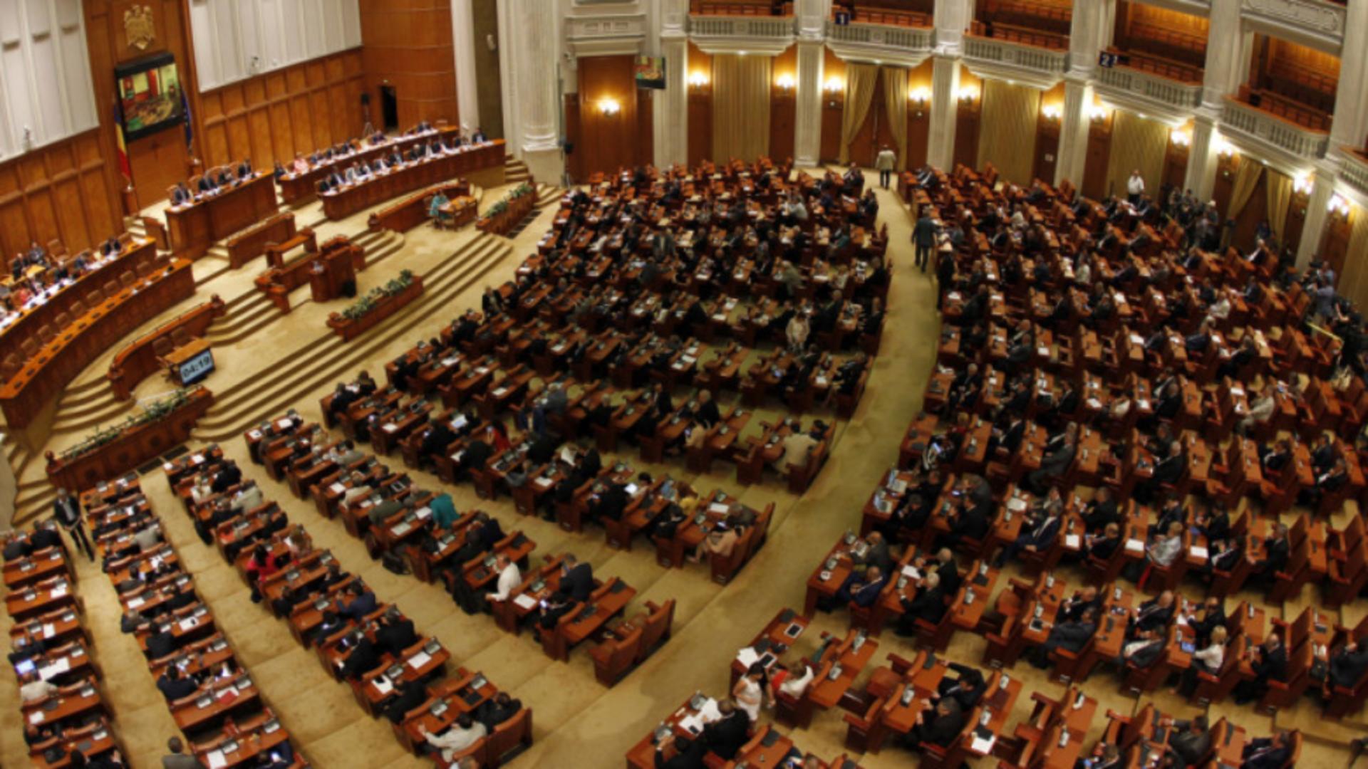 În plină austeritate, guvernul a păstrat sporurile din parlament. Bugetarii se bucură de bani în plus pentru expunere la praf sau radiații