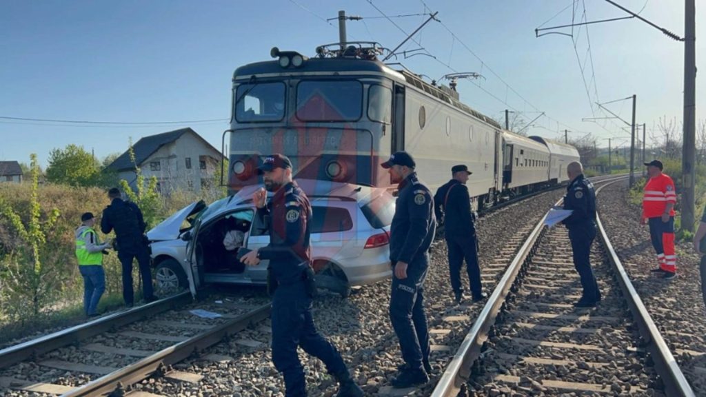 Tragedie pe calea ferată. Un bărbat a murit, după ce mașina a fost lovită în plin de tren, la Podul Iloaiei – FOTO