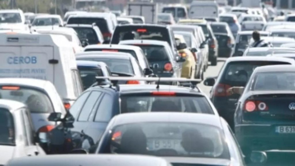 Aglomerație pe șosele la intrarea în București. Nici DN1 sau Valea Oltului nu au scăpat de traficul bară la bară