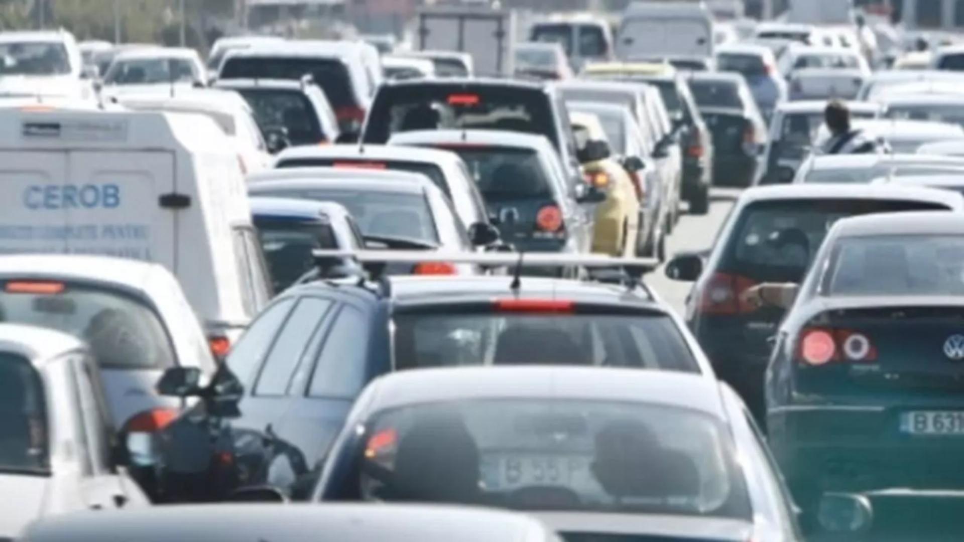 Aglomerație pe șosele la intrarea în București. Nici DN1 sau Valea Oltului nu au scăpat de traficul bară la bară