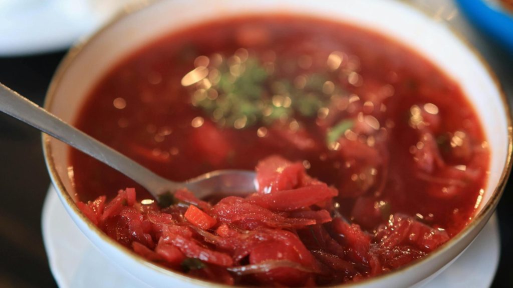 Ciorba pe care trebuie să o prepari după sărbători. Conține un ingredient care te ajută să slăbești