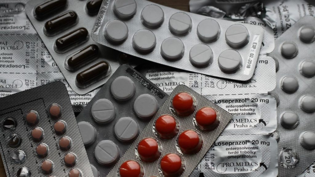 Medicamente contrafăcute, vândute peste tot în Europa. Rețeaua de escroci a fost destructurată de Poliția Română