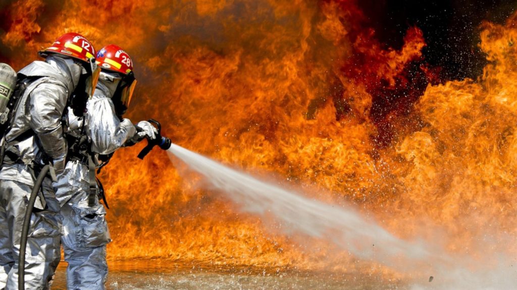 Incendiu puternic în Dolj. Două locuințe din Filiași au luat foc din cauza unui scurtcircuit electric