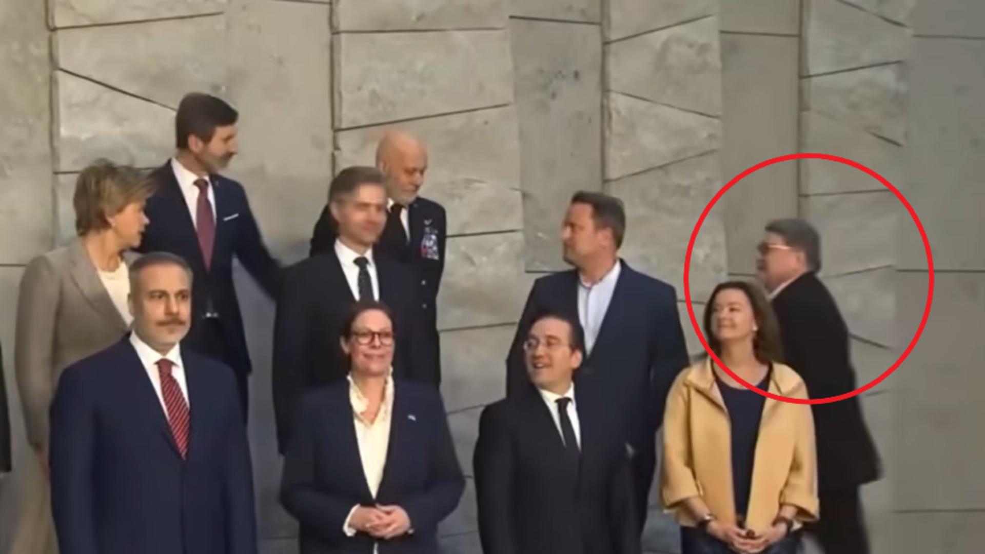 Emil Hurezeanu, protagonistul unui moment hilar la reuniunea NATO. Șeful diplomației a întârziat la fotografia de grup