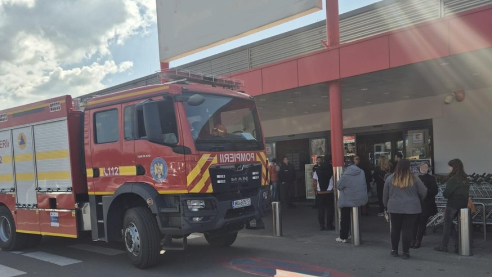 Incendiu CUMPLIT la un restaurant din incinta unui supermarket: 150 de persoane evacuate