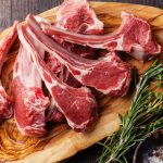Cu ce ung francezii carnea de miel pentru un gust desăvârșit. Secretele marilor gurmanzi pentru o masă delicioasă.