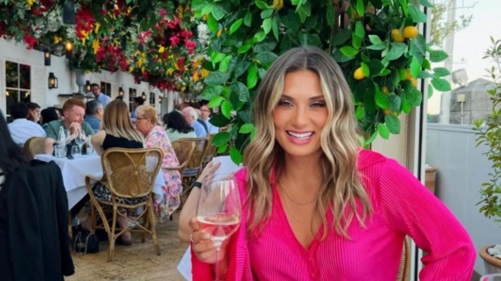 Profesoară, de 30 de ani, arestată după ce mama unui elev a aflat ce îi face fiului său. Christina spune că oamenii se iau de ea pentru că „arată prea bine”