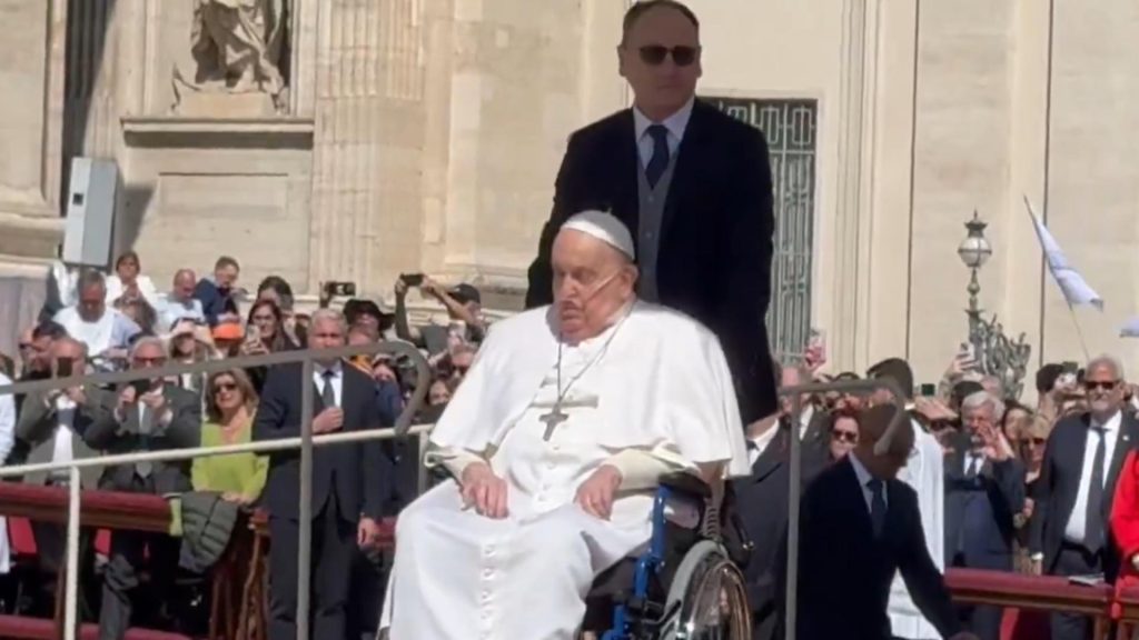 Papa Francisc a apărut printre credincioşii din Piaţa Sfântul Petru de la Vatican, cu toate că se află în convalescență – VIDEO