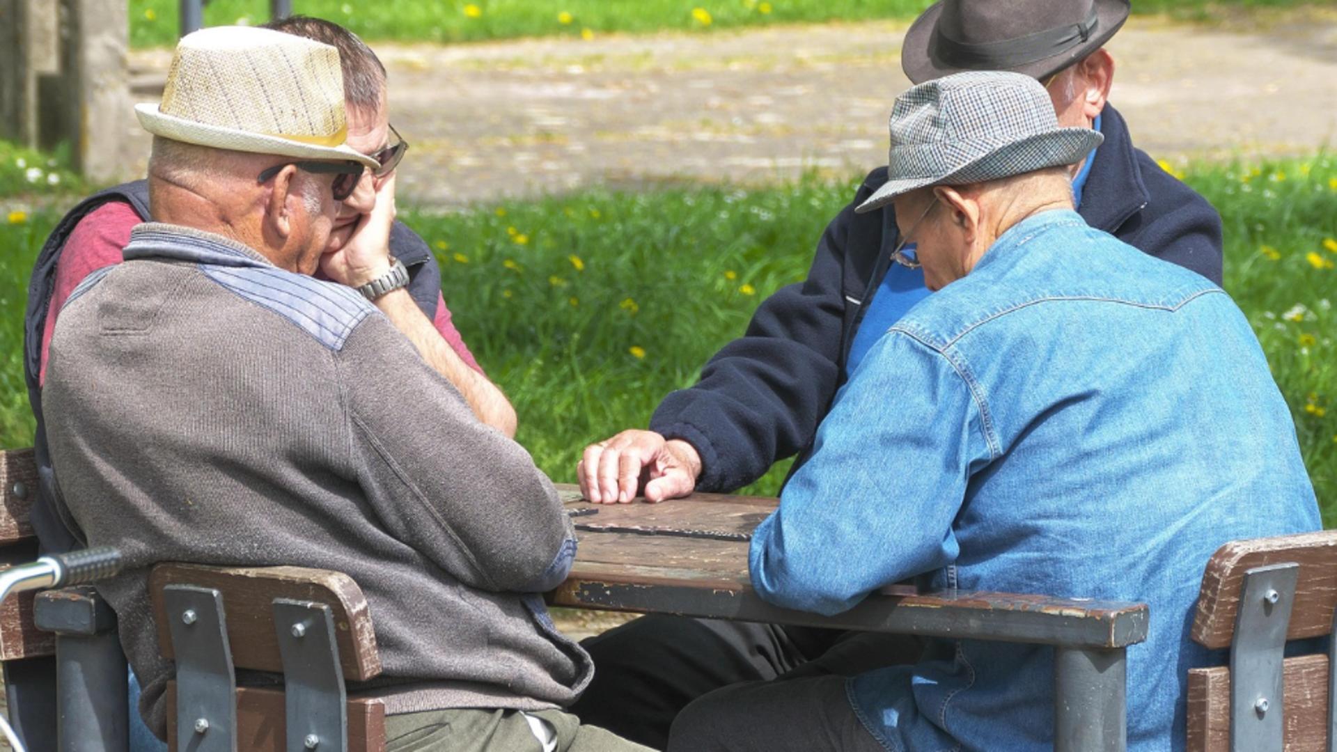 Pensionarii, obligați să dea banii înapoi. Guvernul pregătește noi reguli prin care statul vrea să le ia seniorilor sumele primite NECUVENIT