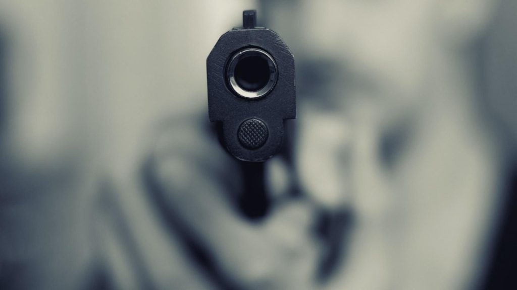 Adolescentă de 15 ani, atacată pe o stradă din București. Agresorul a amenințat-o cu un pistol