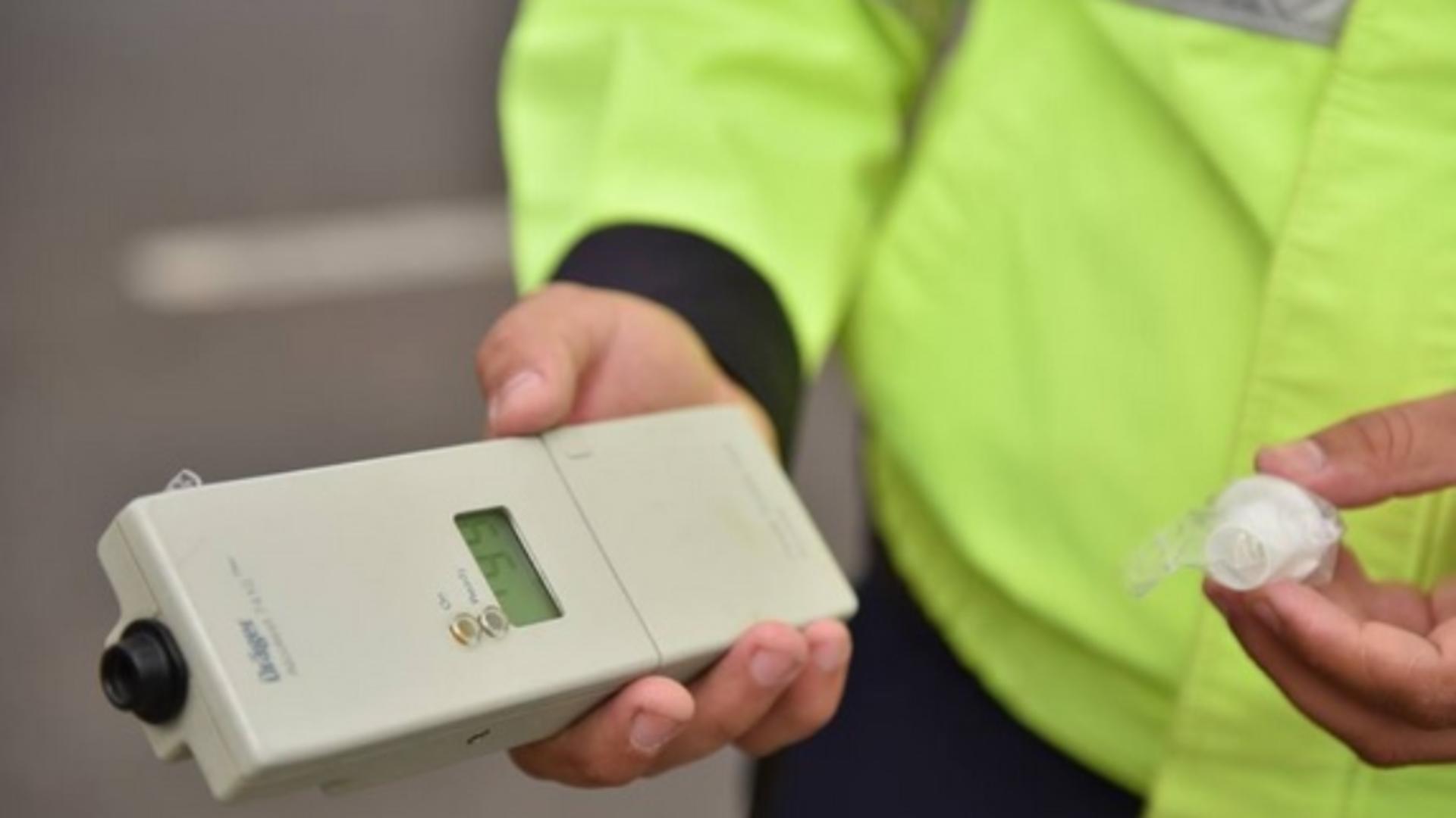 Un șofer a fost prins la volan cu o concentrație de alcool în respirație care depășea de 6 ori limita legală