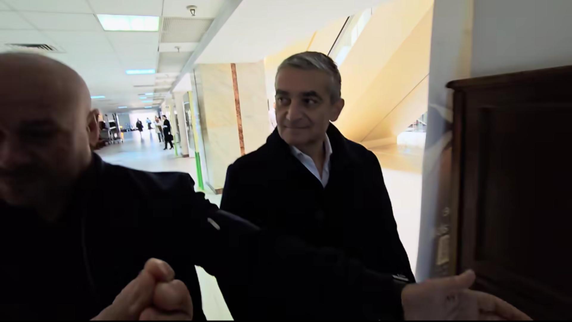 Tupeu incredibil al primarului castelan de la Sinaia. Edilul acuzat de luate de mită a venit cu bodyguarzi la tribunal – VIDEO