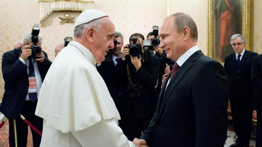 Putin îl omagiază pe Papa Francisc în stil propriu: „A promovat dialogul dintre Biserica Ortodoxă Rusă și cea Catolică”
