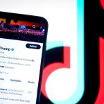 Donald Trump momește compania mamă a TikTok să predea controlul aplicației în SUA. Ce le promite chinezilor în schimb