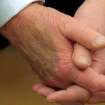 Donald Trump reapare cu o vânătaie pe mâna dreaptă. Doctorii sunt în alertă