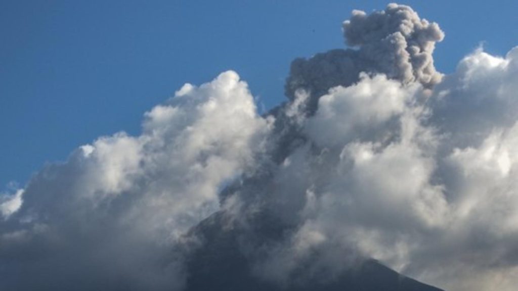 Autoritățile sunt în alertă maximă după ce vulcanul Marapi a erupt din nou