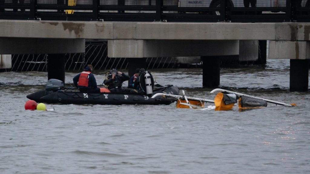 Elicopter prăbușit în fluviul Hudson, la New York. Victimele tragediei aviatice sunt un director al companiei Siemens, soția și copiii