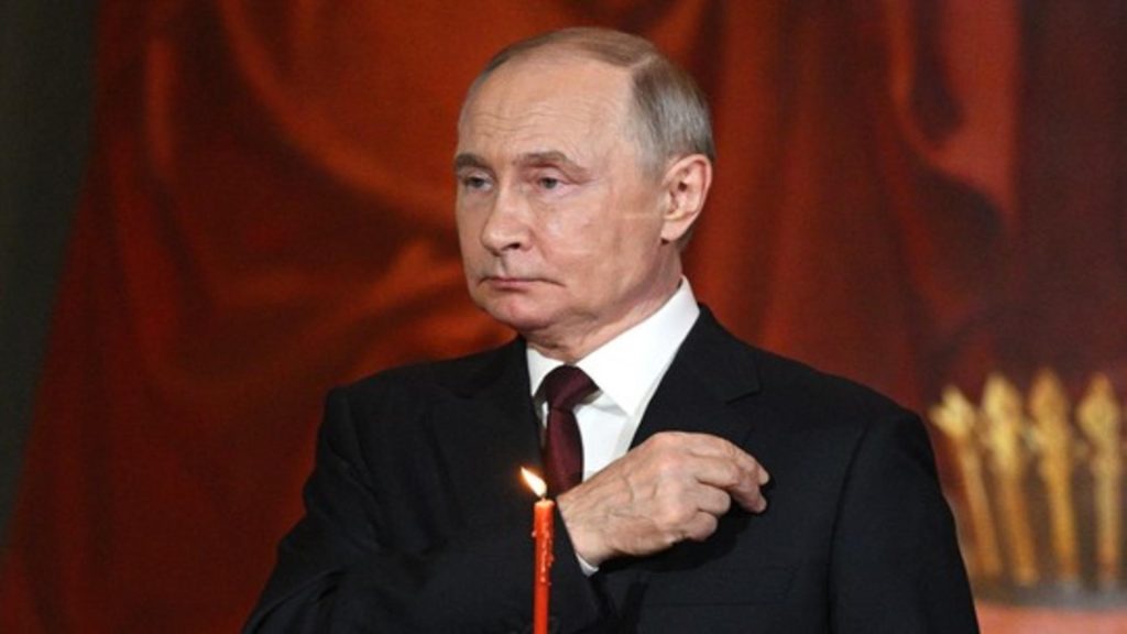 Vladimir Putin a participat la slujba de Paște oficiată de Patriarhul Kirill. Președintele Rusiei s-a rugat și închinat