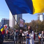Stegarul Dac,  simbolul luptei suveraniștilor împotriva sistemului sorosist, a blocat intrarea în Palatul Victoria și apoi a vrut să intre în Palatul Cotroceni