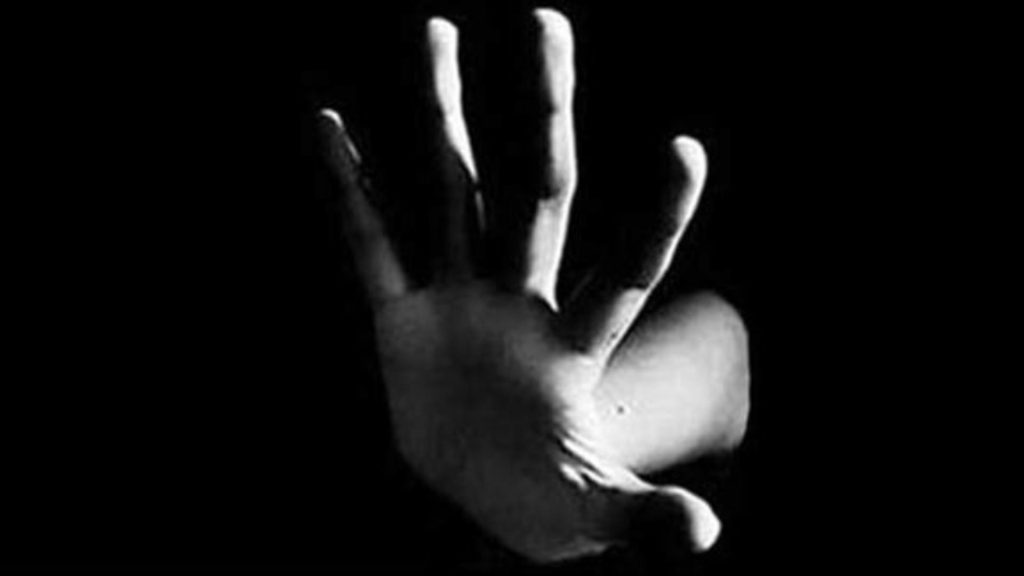 Adolescentul din Bihor filmat în timp ce bate un copil într-un parc din județ, plasat în arest la domiciliu. Scenele violente filmate și postate online