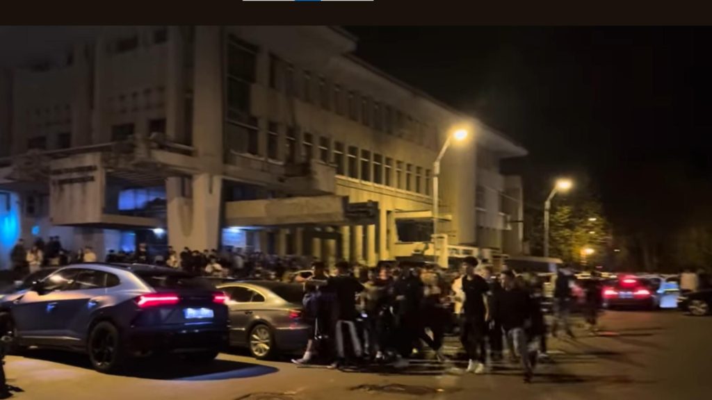 Bal al bobocilor din Baia Mare, oprit de poliție, pe motiv că adolescenții primeau băuturi alcoolice – VIDEO