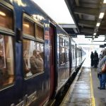 Scene terifiante într-un tren din România: un bărbat s-a dezbrăcat în fața unei pasagere aflată în același compartiment