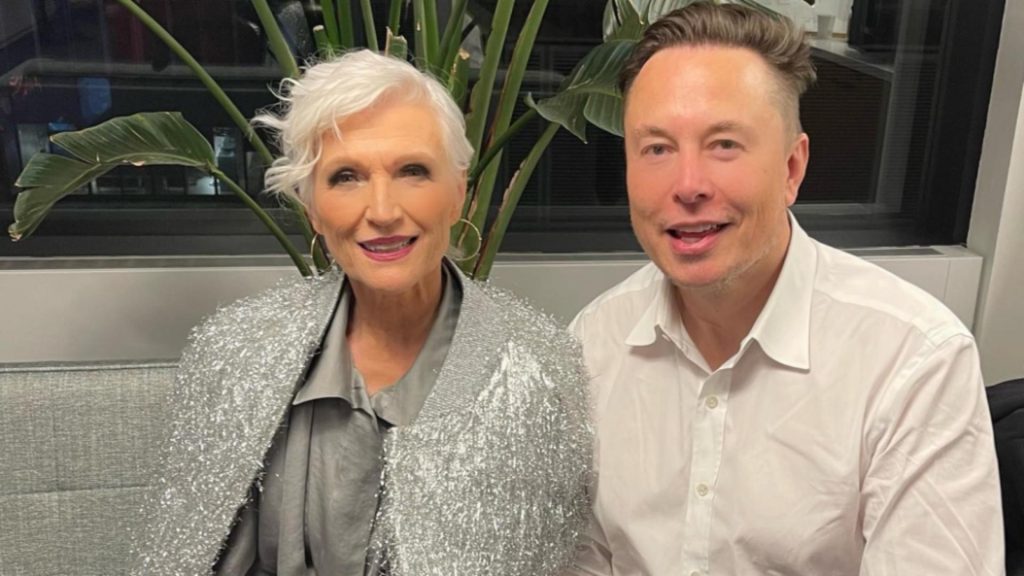 Mama lui Elon Musk, încântată de Târgul de Crăciun din Craiova. Reacția neașteptată a lui Maye după ce a văzut decorațiunile