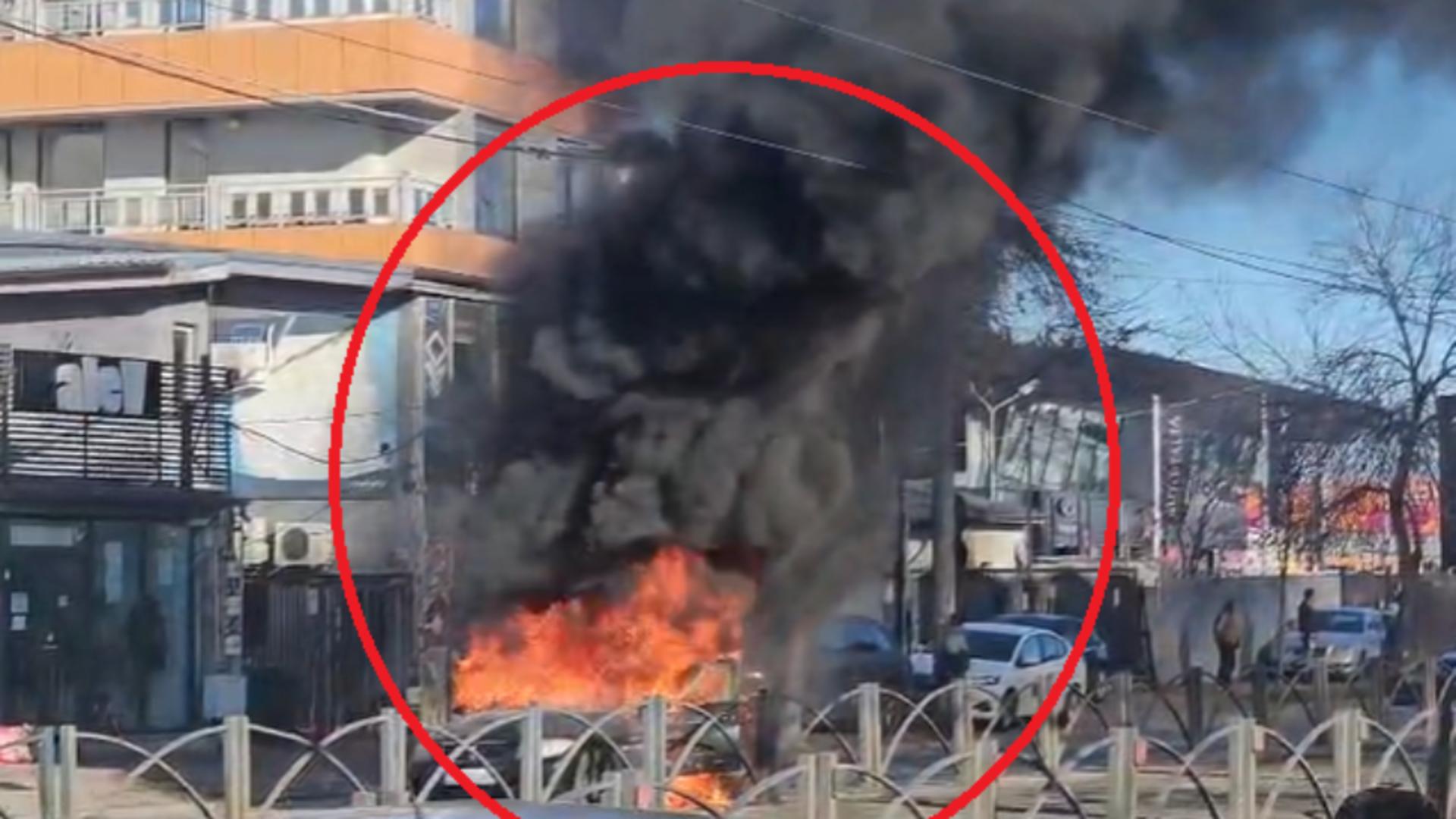 Mașină în flăcări pe una dintre cele mai aglomerate artere ale Capitalei: trafic blocat