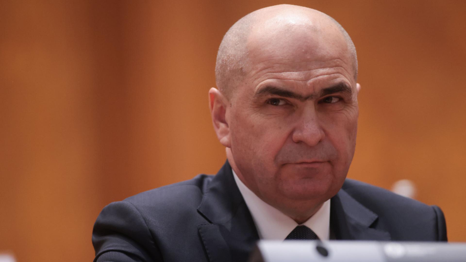 Bolojan, subiectul unui colind satiric, după ce i-a chinuit pe români cu măsurile de austeritate: „Meșter la tăiat, dar și la taxat!”