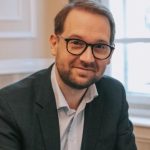 Fritz, moment stânjenitor la recitarea imnului național. Gafă monumentală în direct, cu o zi înainte de jurământ – VIDEO