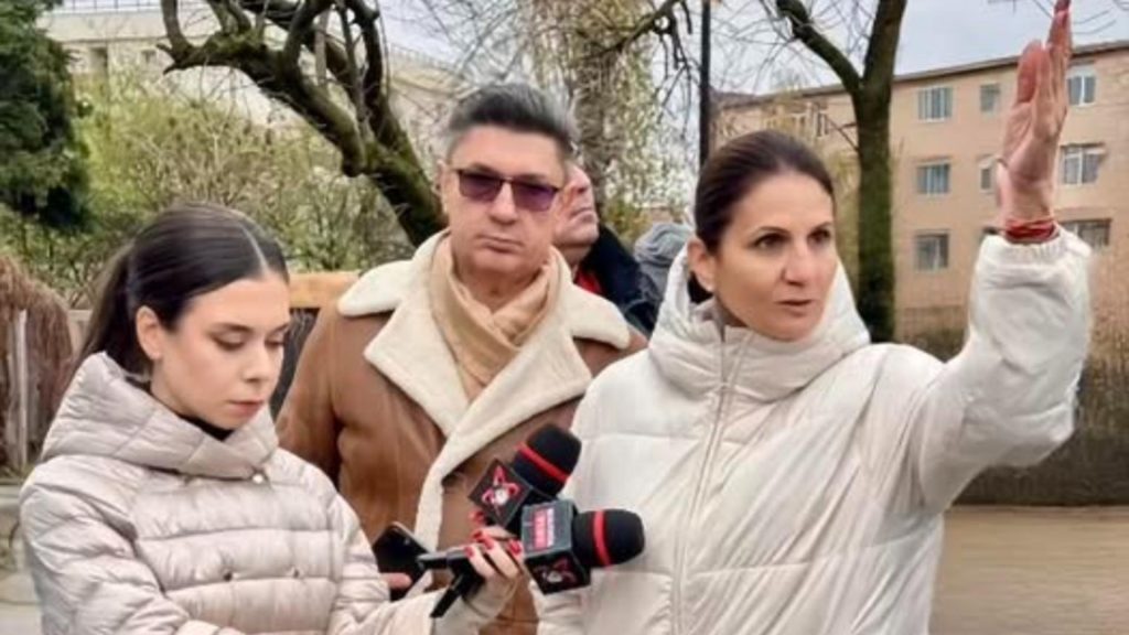 Anca Alexandrescu, în stradă, printre oameni, fără comunicate seci sau clipuri de campanie regizate. Luiz Lazarus: „Nu mai e loc de stat în casă!”