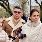 Anca Alexandrescu, în stradă, printre oameni, fără comunicate seci sau clipuri de campanie regizate. Luiz Lazarus: „Nu mai e loc de stat în casă!”