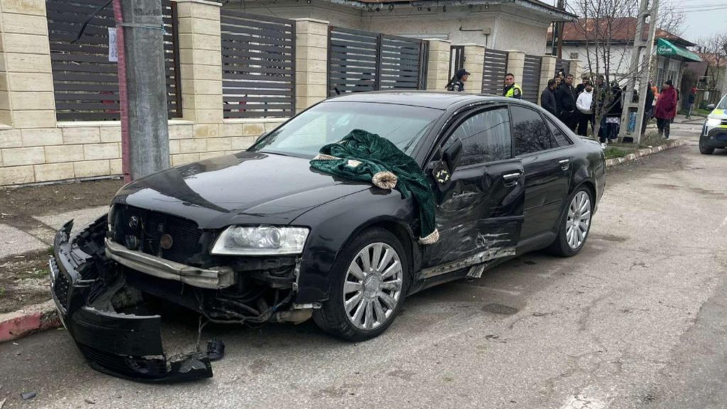 Bătaie în stradă, între două familii. 16 persoane implicate și un bărbat, grav rănit