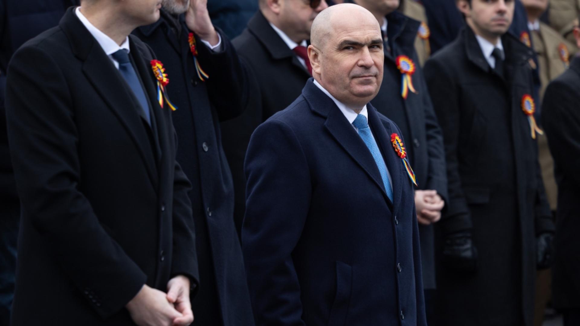 Val de controverse în Guvernul Bolojan, în doar 6 luni de mandat. Șpăgarii și corupții din Parlament