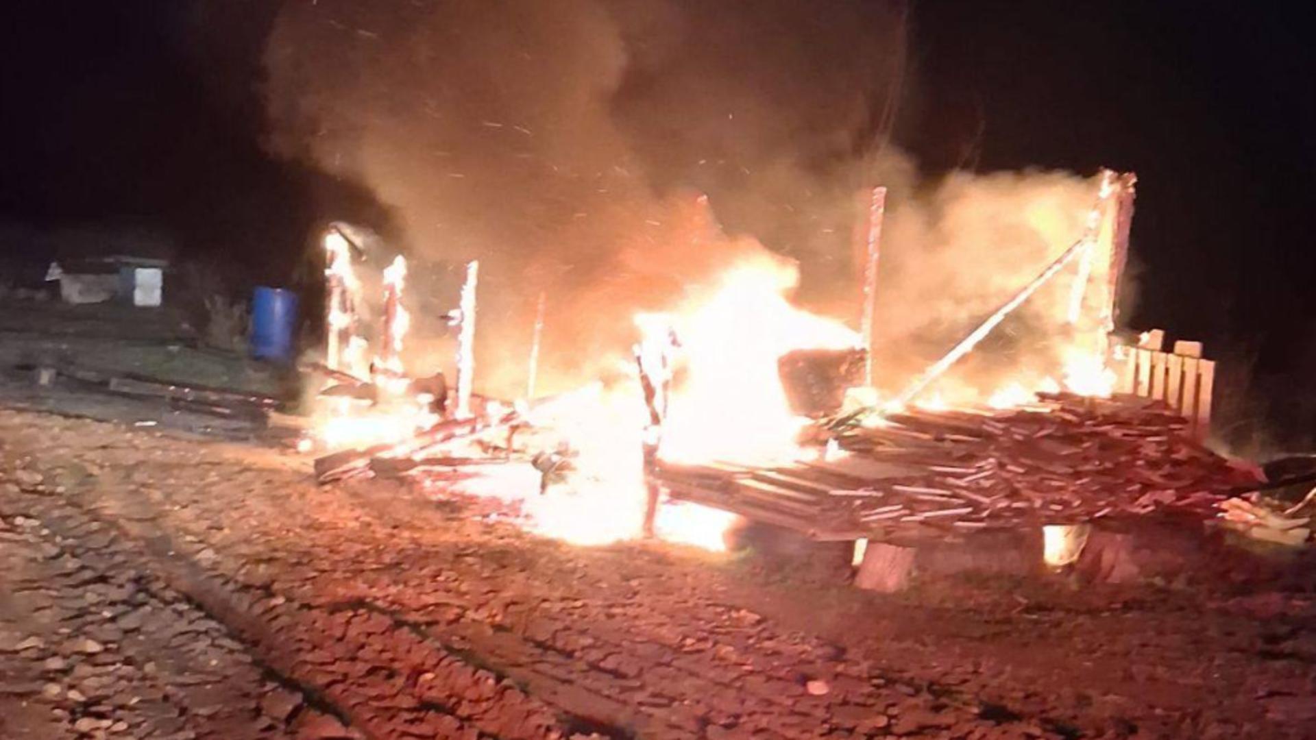 Moarte cumplită pentru un cioban: a murit după ce rulota în care dormea a fost cuprinsă de flăcări