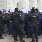 Protest cu scântei la Ministerul Finanțelor. Angajații ELCEN au încercat să pătrundă în instituție, ciocniri între protestatari și forțele de ordine. VIDEO