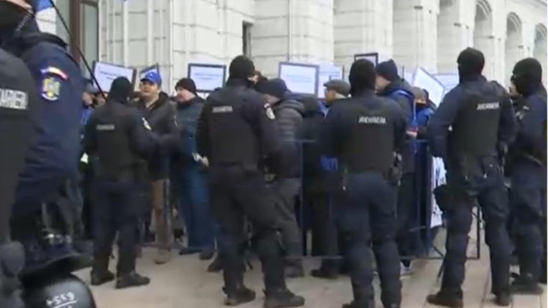 Protest cu scântei la Ministerul Finanțelor. Angajații ELCEN au încercat să pătrundă în instituție, ciocniri între protestatari și forțele de ordine. VIDEO