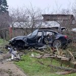 Grav accident rutier: un șofer a intrat cu mașina în stâlp în încercarea de a fugi de oamenii legii