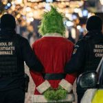 „Grinch de România” a fost prins. Un tânăr de 23 de ani, reținut la Bistrița pentru furt și distrugerea decorațiunilor de sărbători