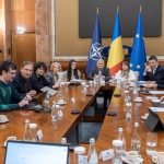 Bolojan sfidează. Premierul s-a întâlnit cu reziștii Tudor Chirilă și Marius Moga în ziua moțiunii, ce aranjamente se fac