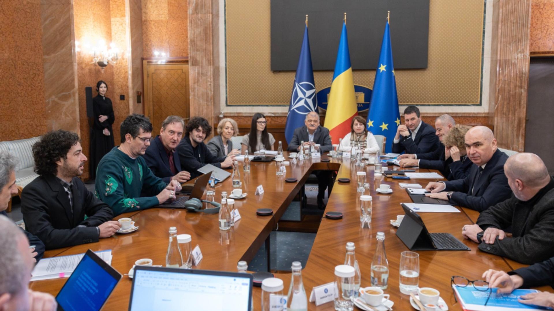 Bolojan sfidează. Premierul s-a întâlnit cu reziștii Tudor Chirilă și Marius Moga în ziua moțiunii, ce aranjamente se fac