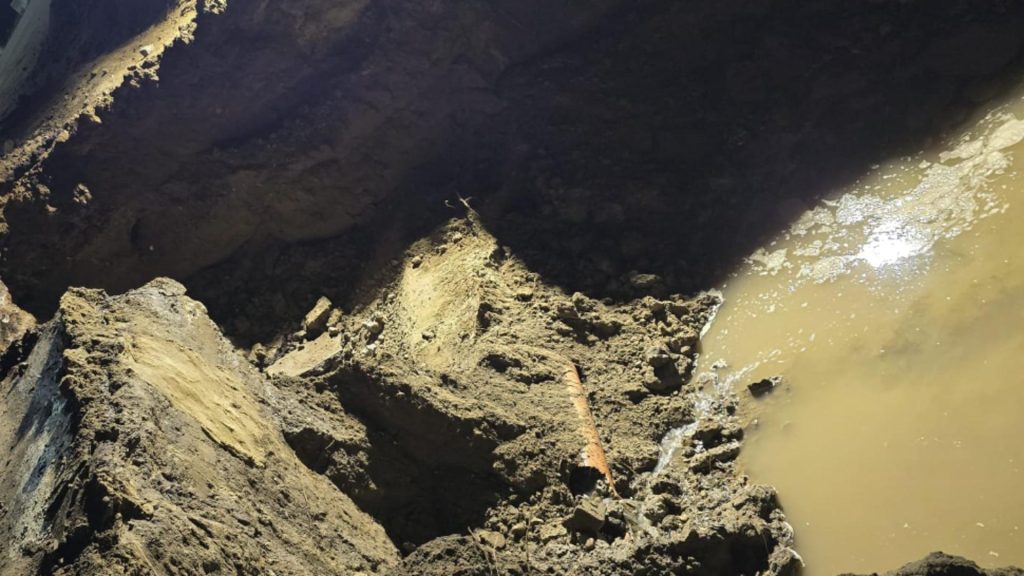 Intervenție de urgență în Galați: echipele au rupt un drum pentru a salva o comună de inundații – FOTO