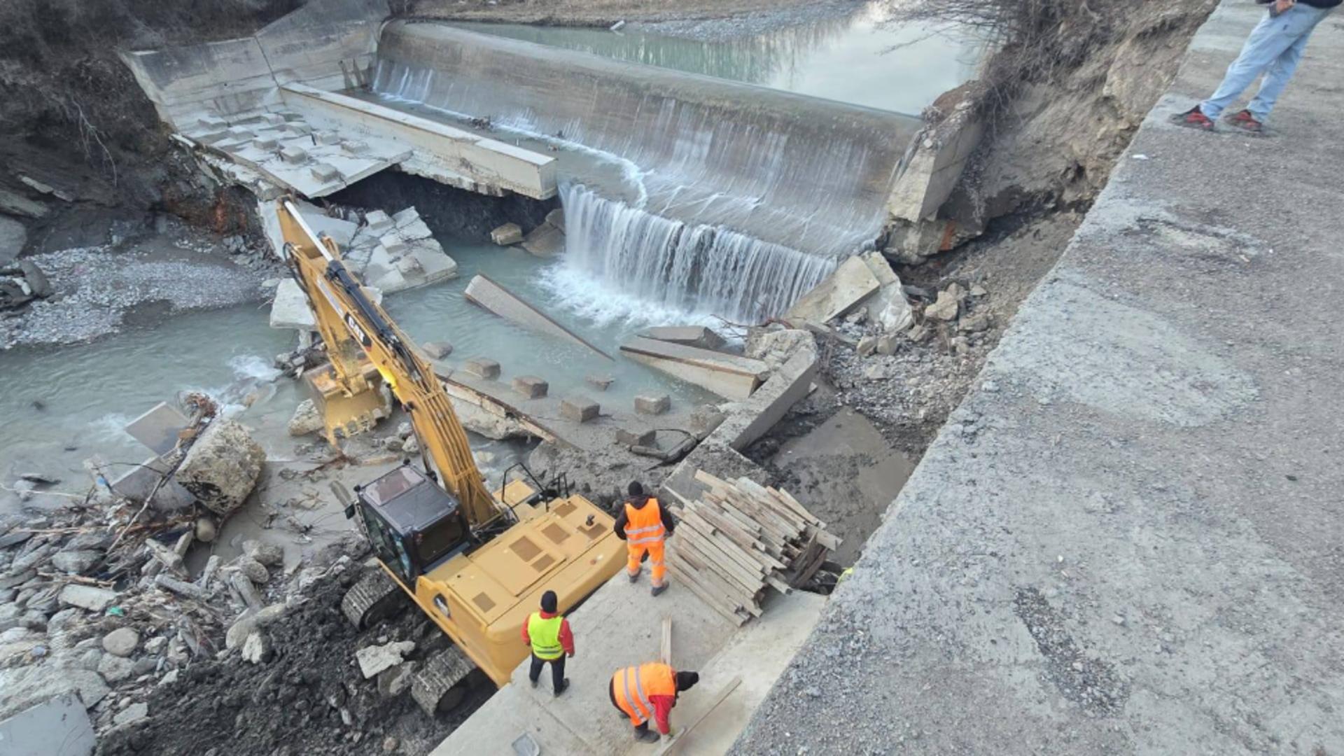 Imagini teribile cu alunecarea de teren de pe DN1, la Cornu. Autoritățile vorbesc despre o posibilă calamitate naturală – FOTO