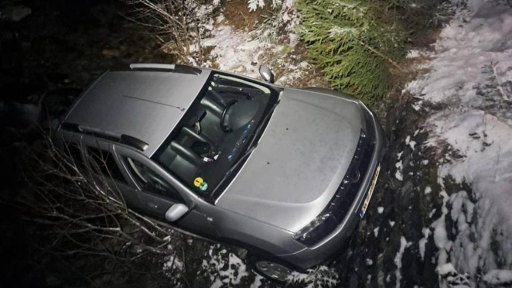 Incident pe un drum forestier, chiar în seara de Crăciun: un autoturism cu șase pasageri a căzut de pe un pod